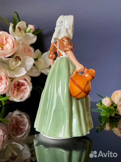 Фарфоровая статуэтка Доярка Англия