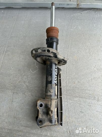 Амортизатор передний правый Opel Astra H