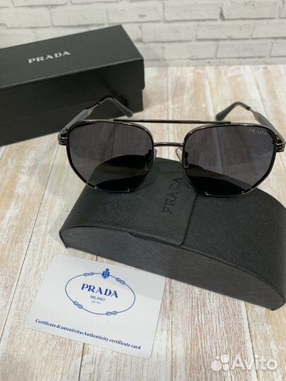 Солнцезащитные очки Prada