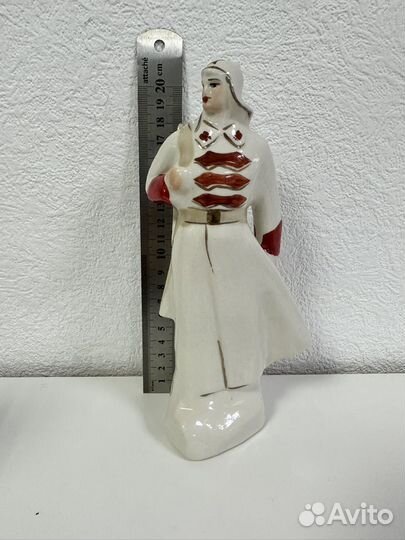 Фарфоровая статуэтка