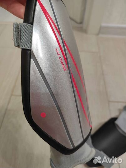 Футбольные детские щитки Nike Charge