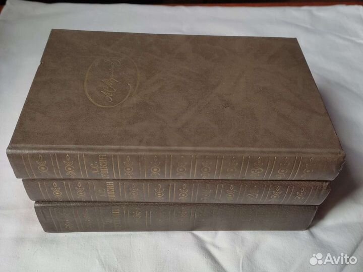 Книги А. С. Пушкин, М. Ю. Лермонтов, В. Маяковский