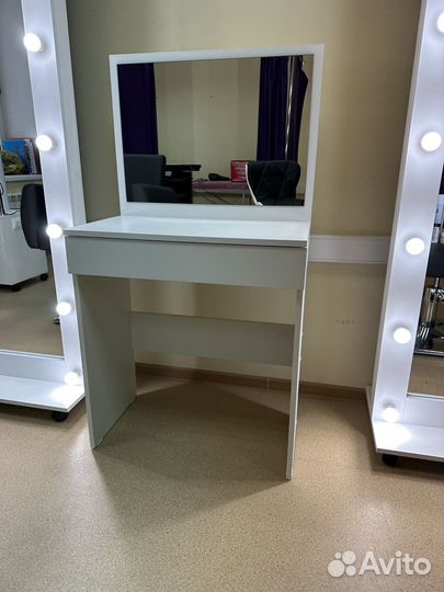 Туалетный столик с зеркалом и ящиком