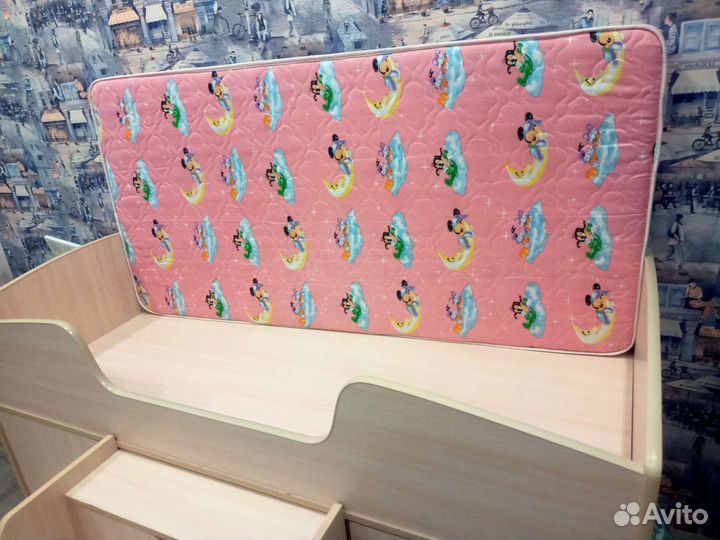 Кровать детская с выдвижным столом и матрасом