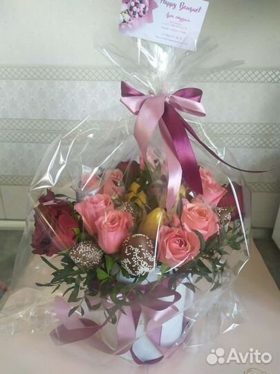 Букет из клубники в шоколаде и роз