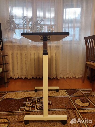 Продается стол прикроватный медицинский