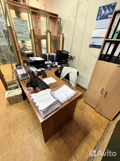 Офисный стол и шкаф в хорошем состоянии