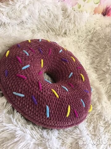 Вязанный пончик-подушка