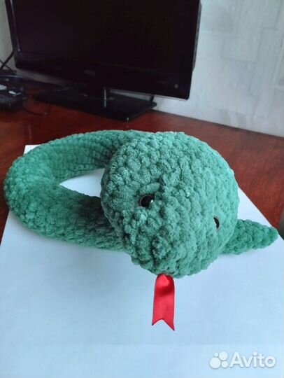 Вязаная игрушка змея