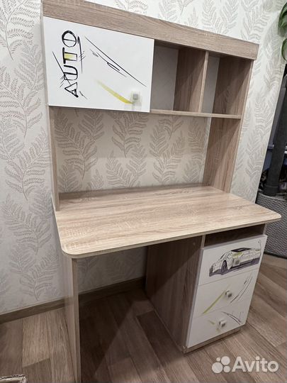 Детский письменный стол