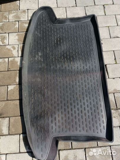 Резиновый коврик в багажник