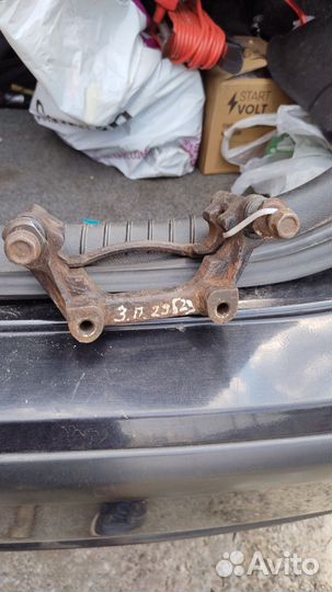 Суппорт и скоба задний правый