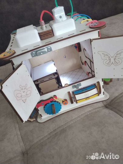 Бизиборд куб с электрикой