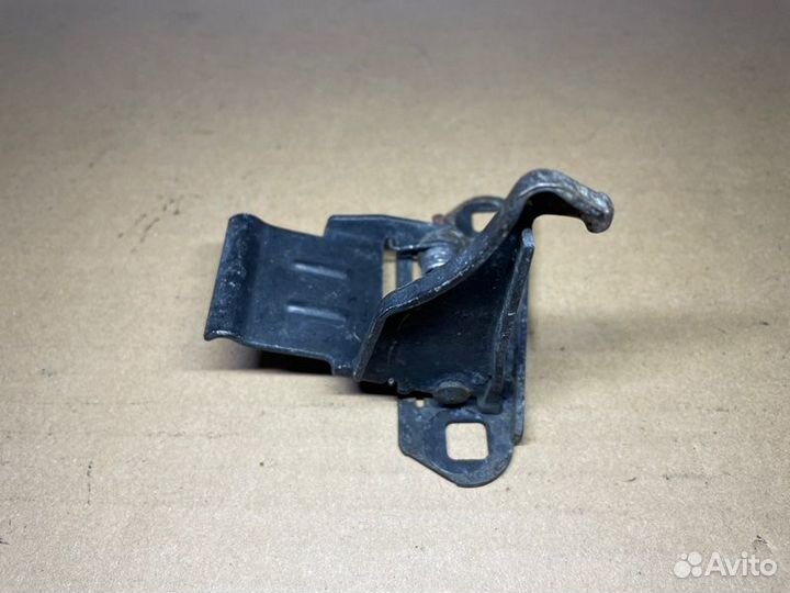 Крюк замка капота Land Rover Freelander L359