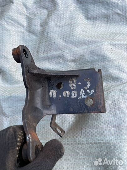 Кронштейн двигателя передний VW Passat B3