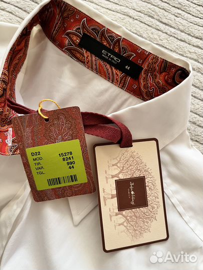 Белая рубашка с узорными отворотами бренда 