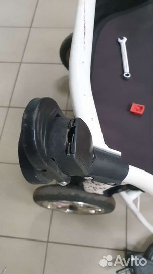 Детская коляска. Ремонт фиксатора колеса