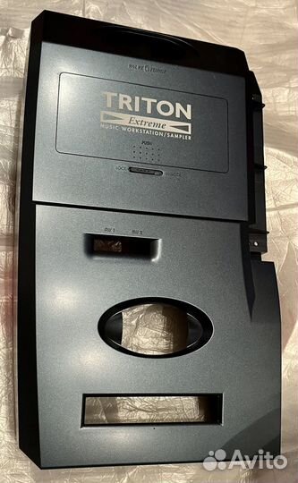 Корпусная деталь на Korg Triton