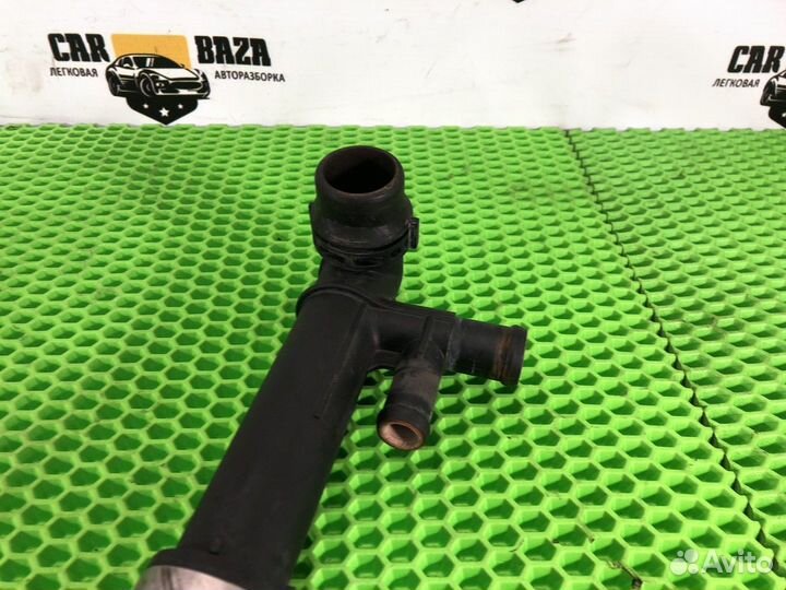 Патрубок системы охлаждения Volkswagen Passat