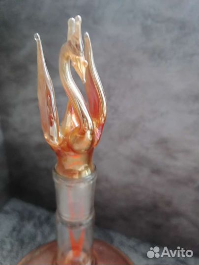 Графин цветное стекло СССР Внутри фигурка лебедя