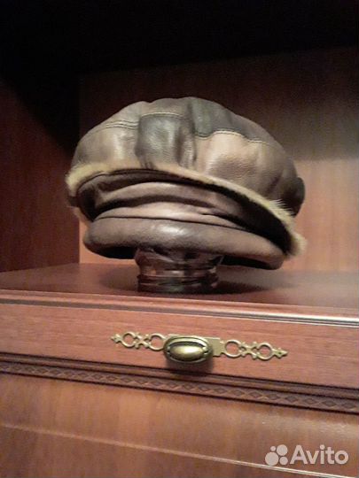 Берет женский кожаный с отделкой из нерпы