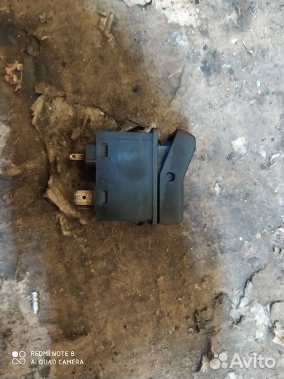 Кнопка обогрева стекла Audi 100/44