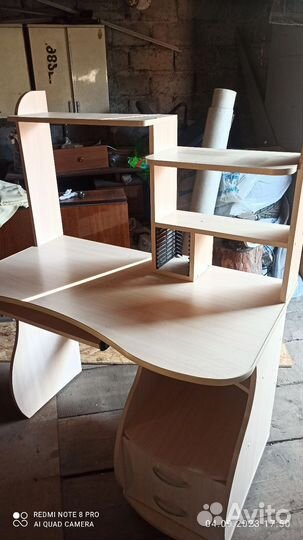 Стол состояние 4+повреждения с низу стола