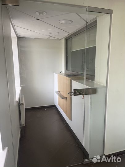 Стеклянная перегородка с дверью