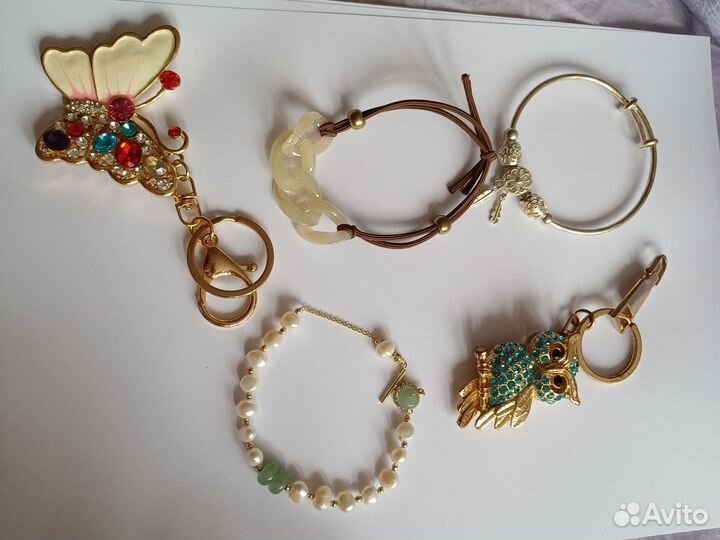 Набор бижутерии и брелков со стразами