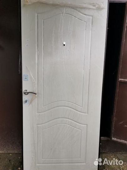 Дверь входная металлическая от застройщика