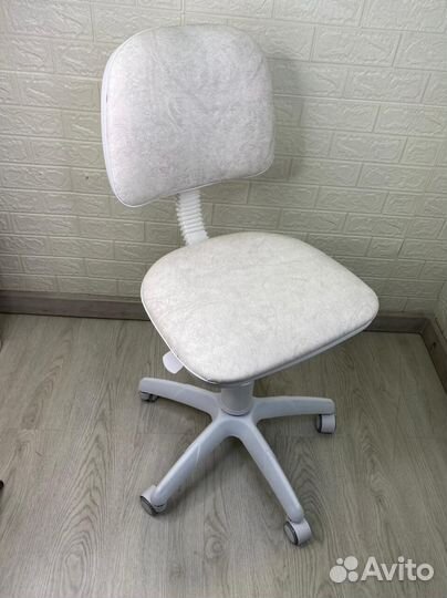 Стул со спинкой на белом пятилучье