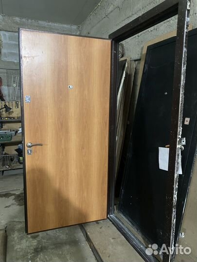 Двери хорошая состайание замки рабатает