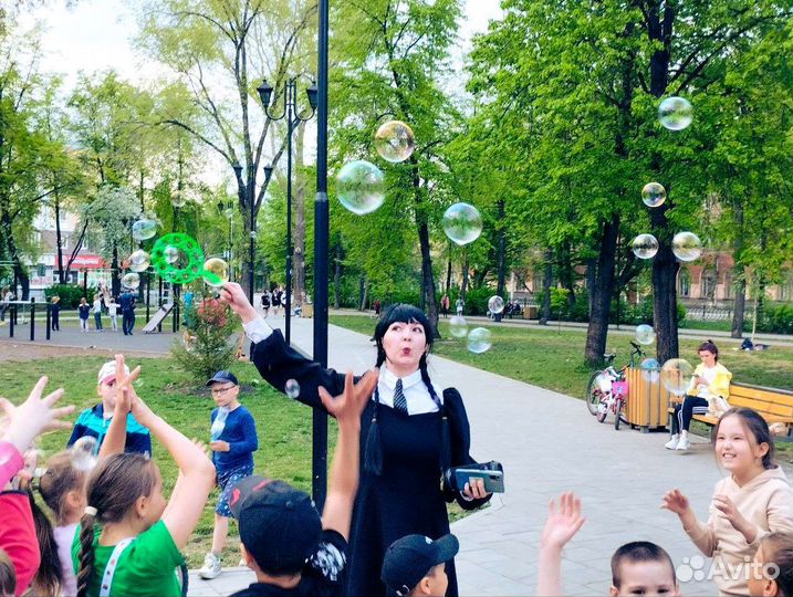 Уенсдей, Шоу программы, Аниматоры, Ведущий