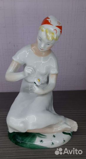 Фарфоровая статуэтка Гадание на ромашке лфз