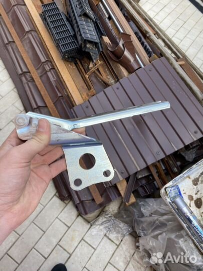 Правая петля на капот skoda yeti рестайлинг