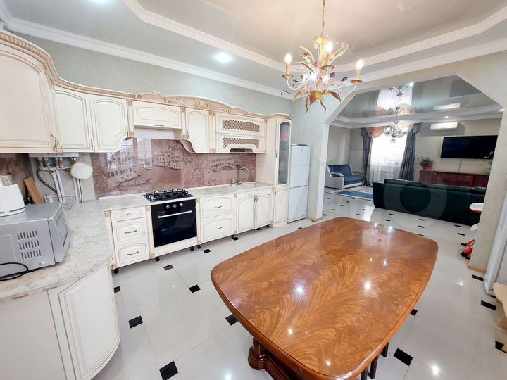 Дом 193 м² на участке 6,6 сот.