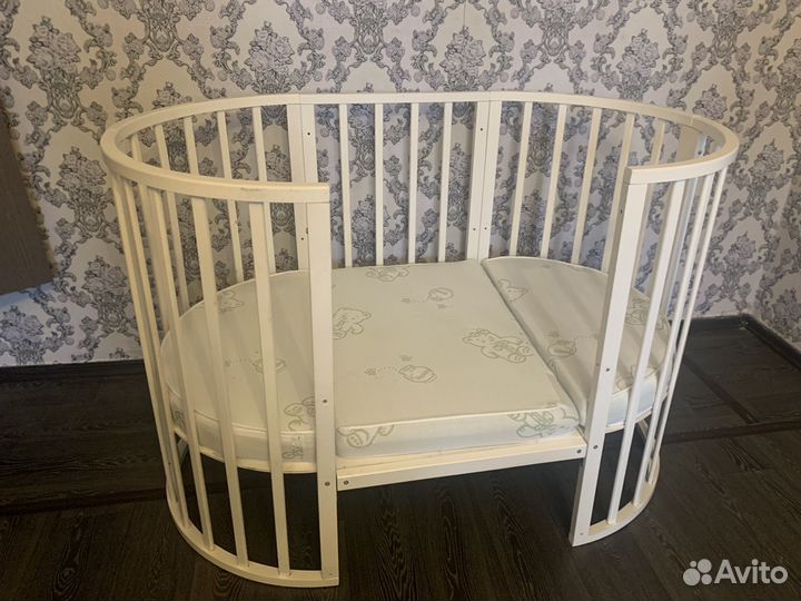 Детская кроватка с маятником