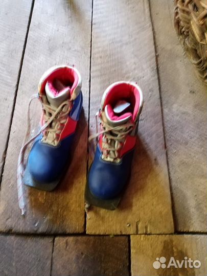 Лыжные ботинки с лыжами