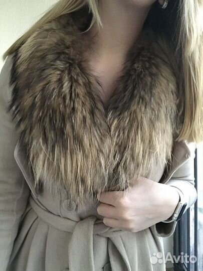 Пальто с меховым воротником