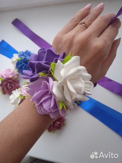 Бутоньерка, повязка на руку