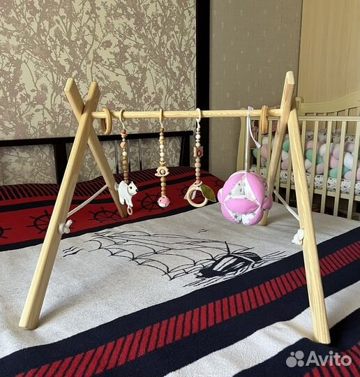 Стойка тренажер монтессори с игрушками