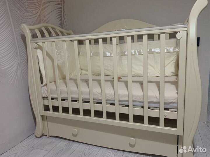 Детская кроватка с маятником
