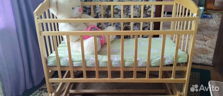 Детская кроватка с маятником
