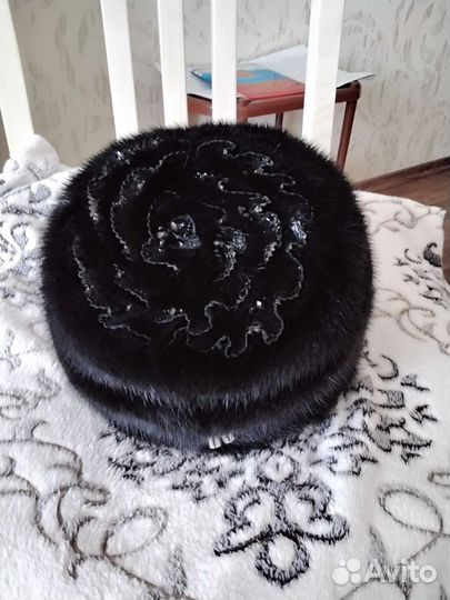 Меховая женская шапка с декором