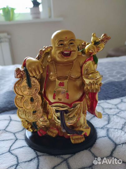 Статуэтка Хотей с монетами, жемчужиной и посохом