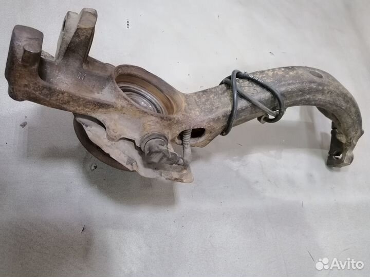 Kулак поворотн.перед.лев.Volkswagen Passat B5 1999