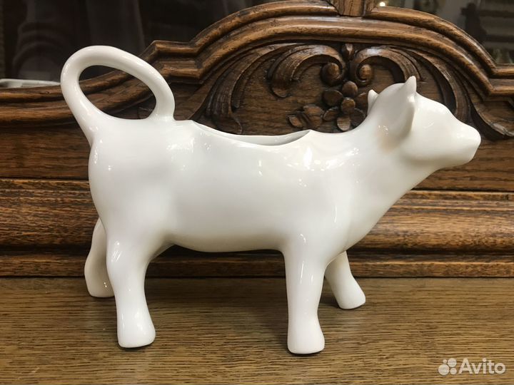 Необычный фарфороый молочник в виде коровы