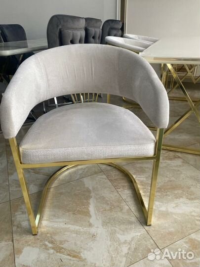 Стол и стулья