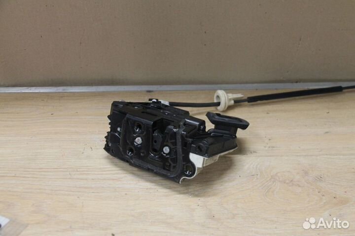 Замок двери передней правой Volkswagen Golf 6 2009