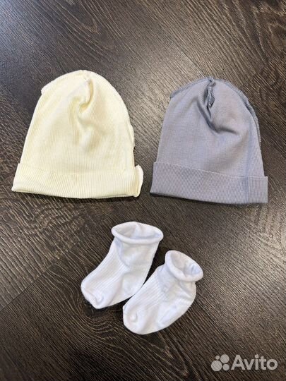 2 шапочки +носочки для новорожденных